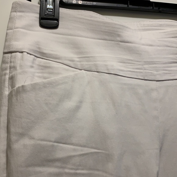 Size 8P Briggs white Capri pants. Perfect for Spring and Summer! - Picture 2 of 3